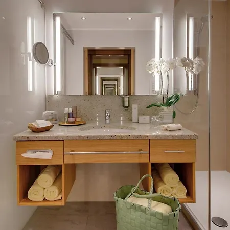 Отель Sonnengut Wellness - Therme - 4*